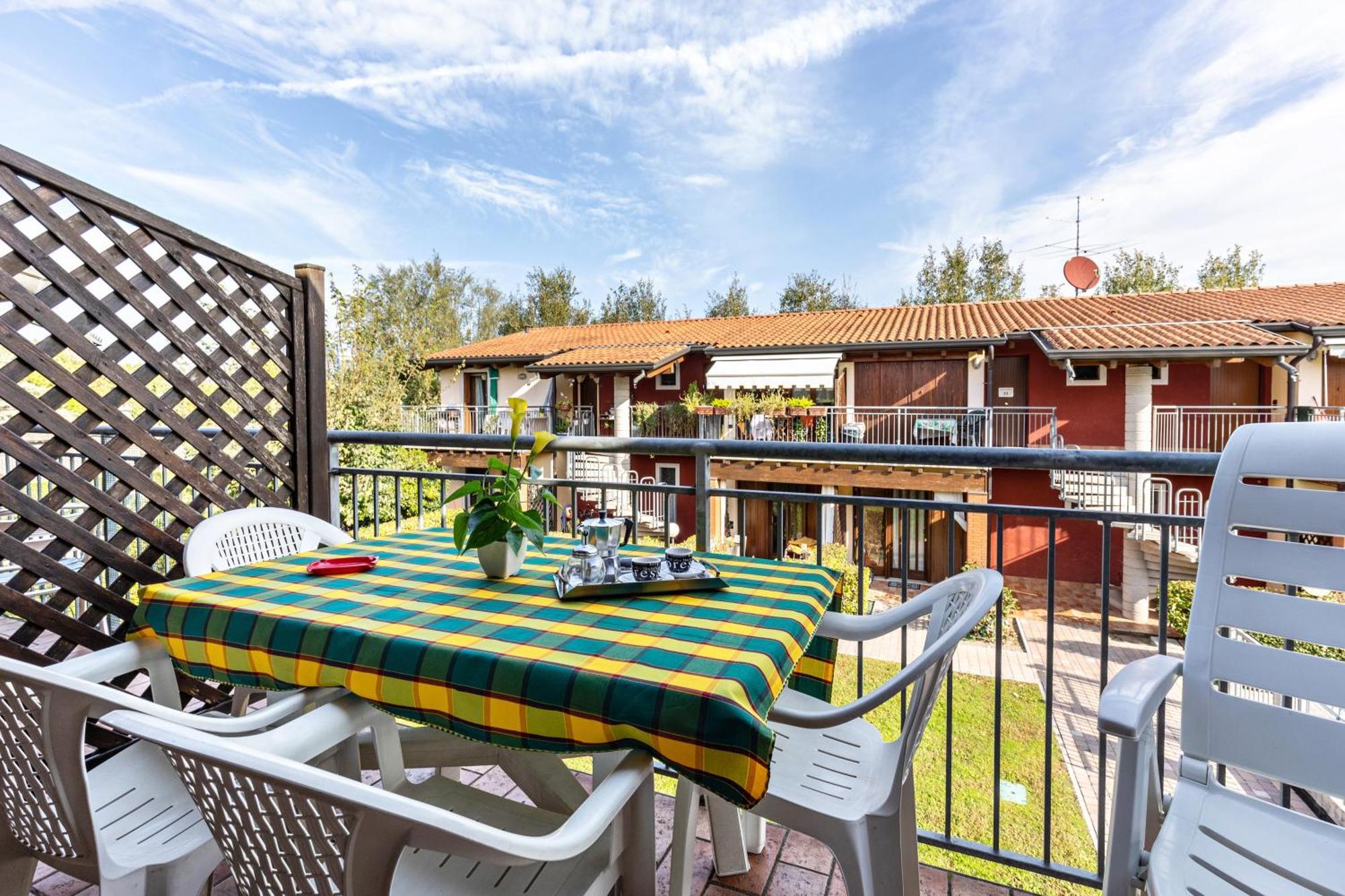 Residence La Corte Near Gardaland カステルヌオーヴォ・デル・ガルダ エクステリア 写真