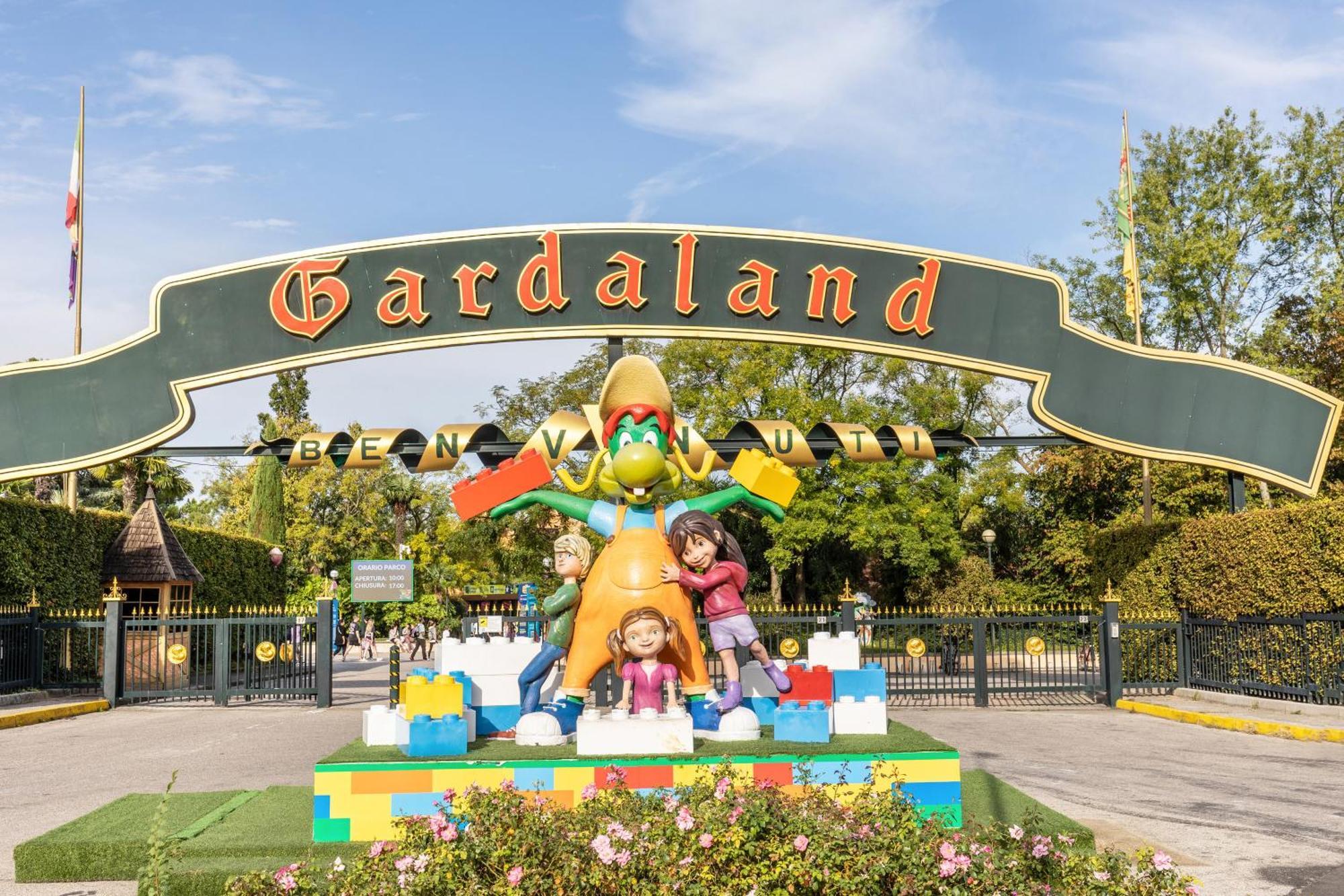 Residence La Corte Near Gardaland カステルヌオーヴォ・デル・ガルダ エクステリア 写真